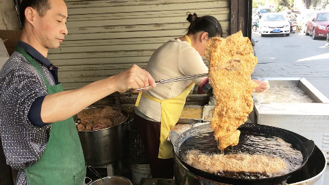 夫妻卖超大鸡排,一个长30厘米卖20块钱!一开门顾客就排到街上